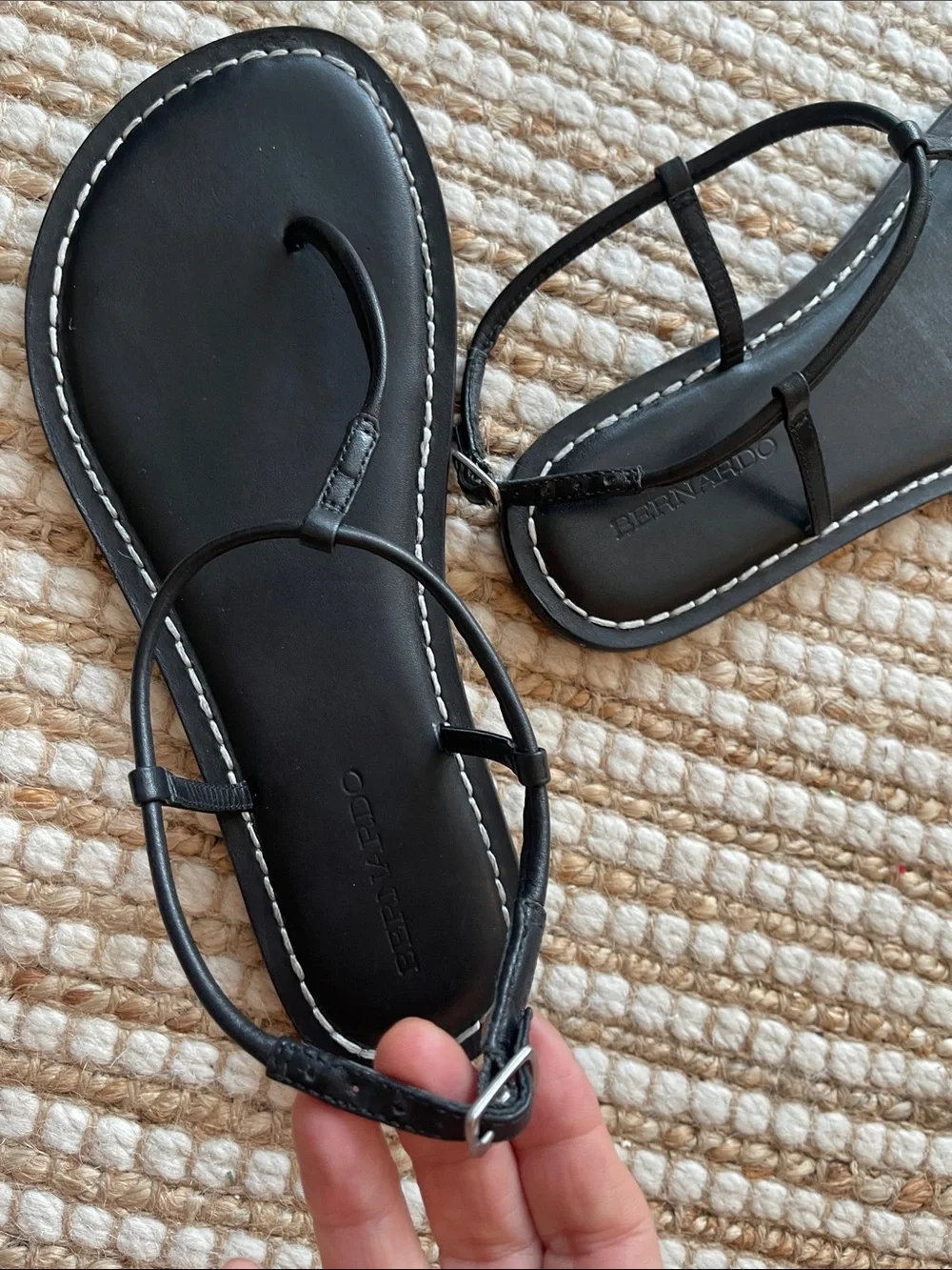 Bernardo Hercu Sandal Black Leather Thin Strap Thongs 9M